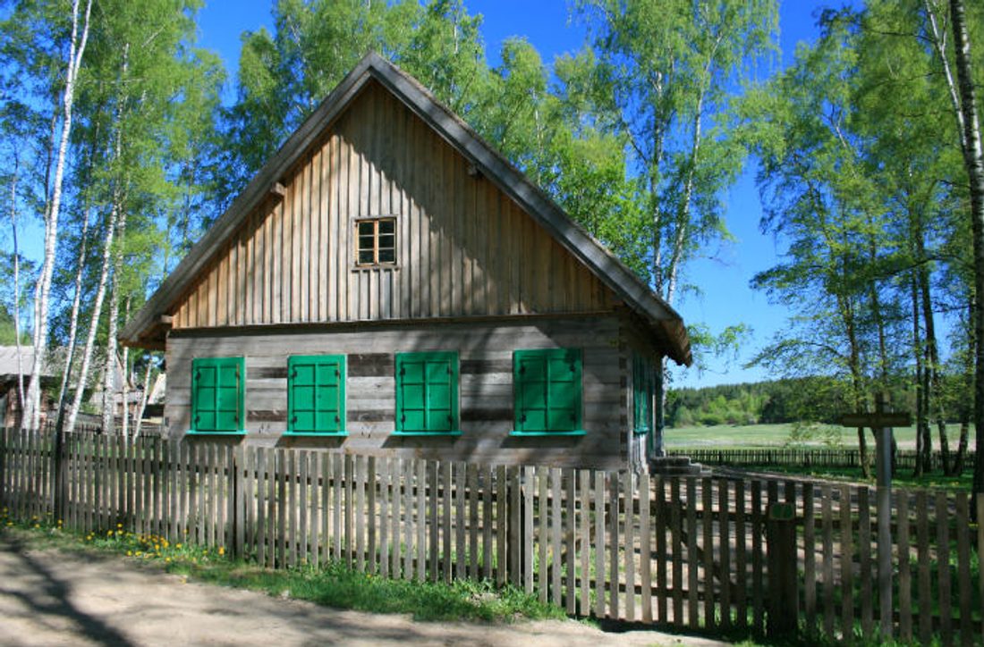 Płot drewniany ze sztachet