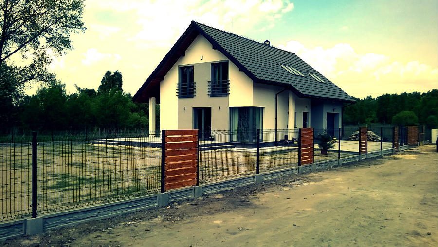 dom i ogrodzenie