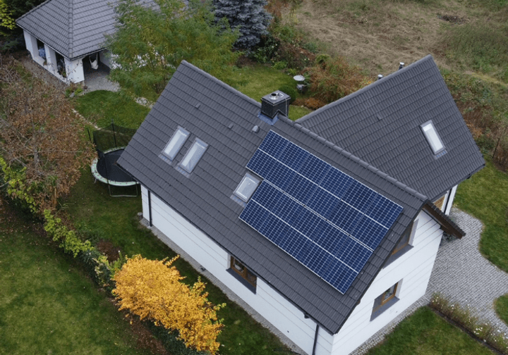 Ilustracja do artykułu „Opłacalność fotowoltaiki a zapotrzebowanie energetyczne Twojego domu”