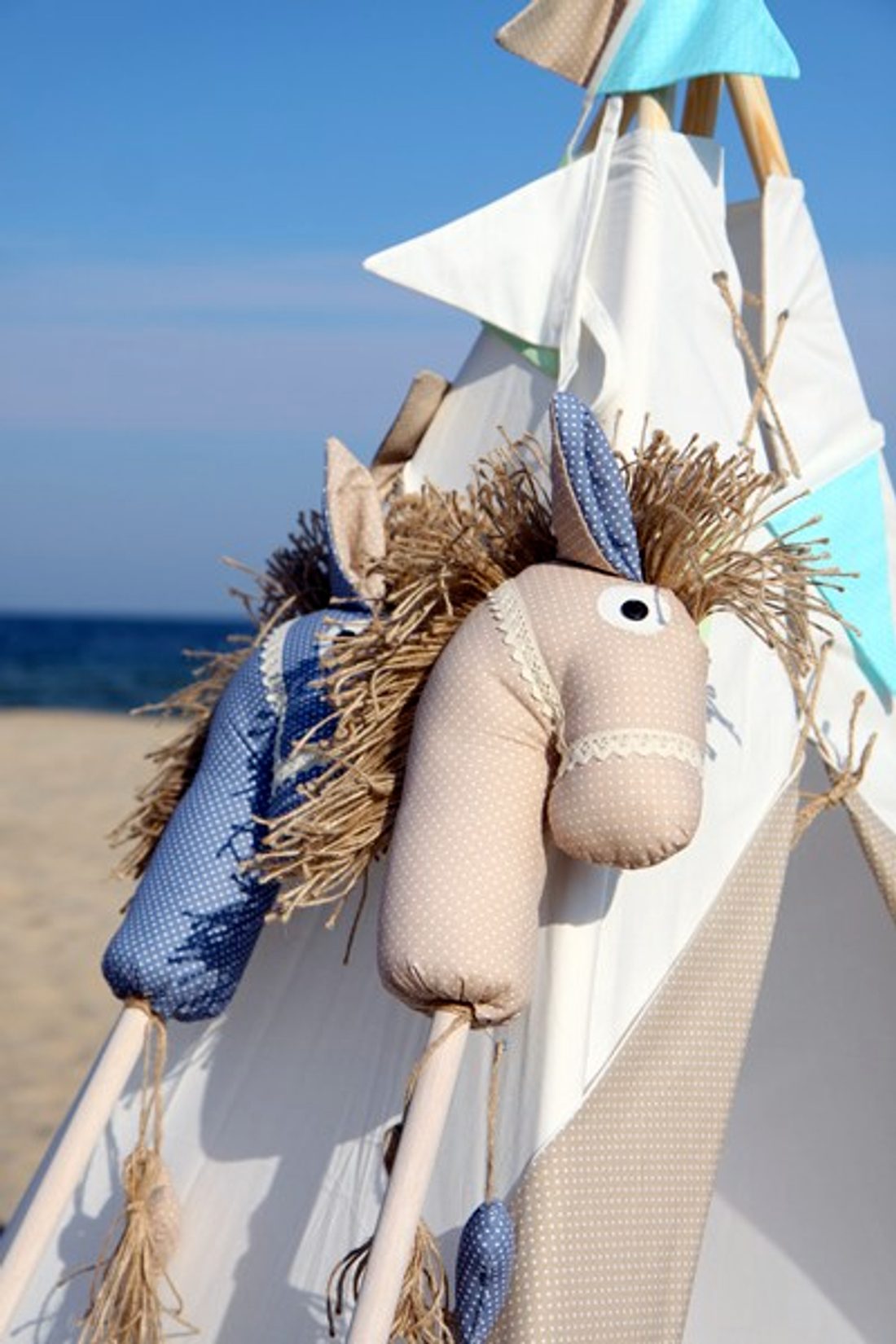 Marka Ajku, tipi i konie na patykach. Fot. Kamila Gołębiewska
