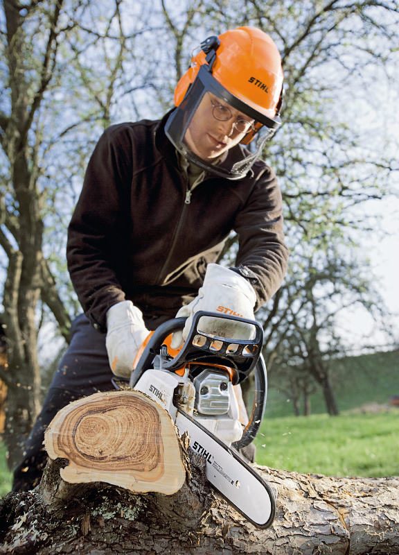 Podczas pracy pilarką łańcuchową konieczne jest wyposażenie ochronne. Fot. Stihl