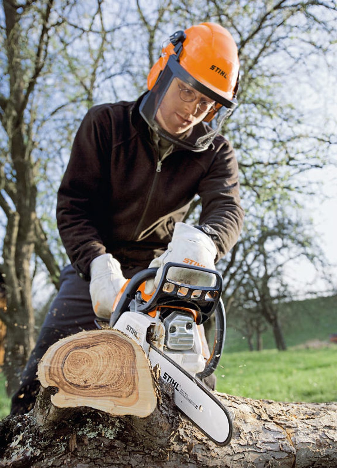 Podczas pracy pilarką łańcuchową konieczne jest wyposażenie ochronne. Fot. Stihl 