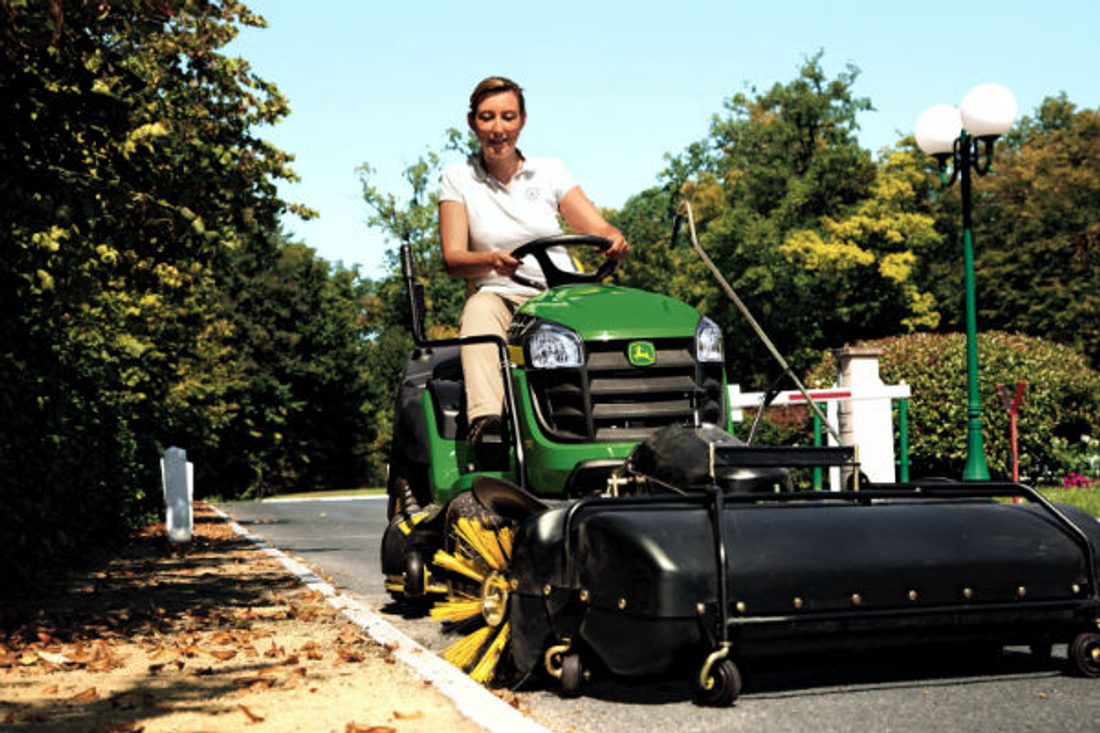 Traktorek ze szczotką do zamiatania. Fot. John Deere