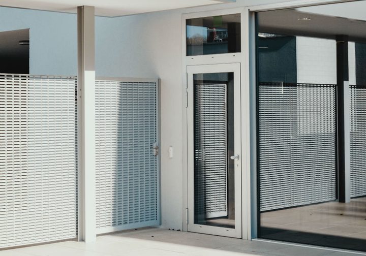 Samozamykacz do drzwi - co sprawia, że jest przydatny również w małym mieszkaniu?