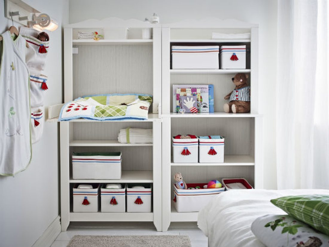 Do białego przestronnego wnętrza warto wprowadzić delikatne kolorowe akcenty. Fot. IKEA