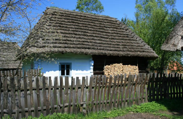 Tradycyjny płot drewniany ze sztachet