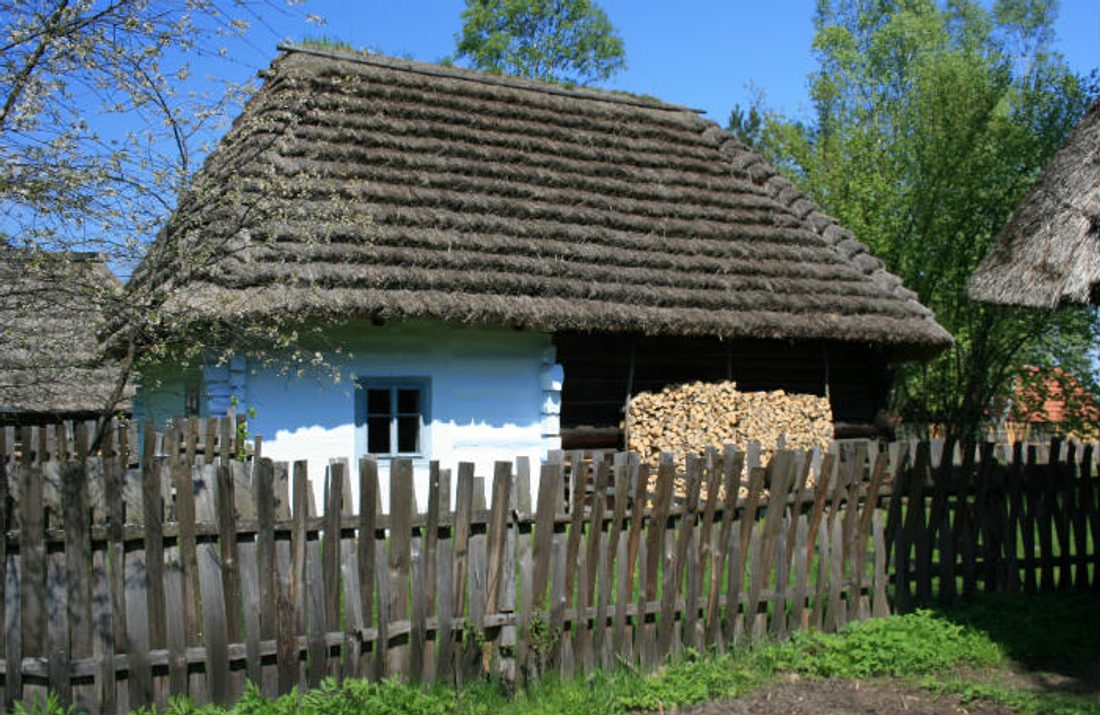 Tradycyjny płot drewniany ze sztachet