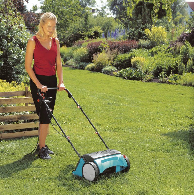 Dzięki aeracji masa korzeni traw wyraźnie się zwiększa, darń trawnika wyrównuje się, poprawiają się zdolności regeneracyjne trawy. Fot. Gardena