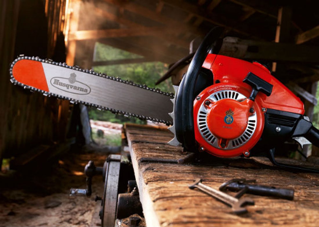 Pierwsza spalinowa pilarka łańcuchowa marki Husqvarna - model 90. Fot. Husqvarna