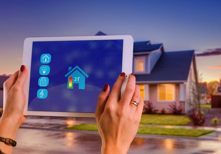 Różnice między ogrzewaniem podłogowym wodnym a elektrycznym – co lepsze do domu?