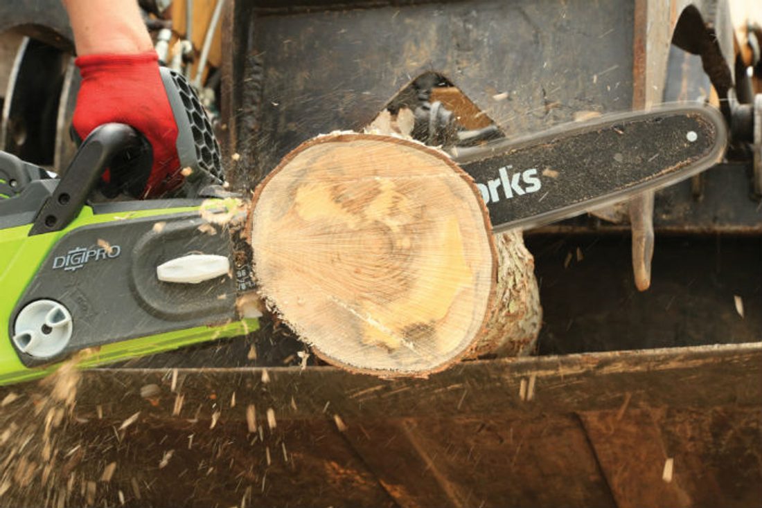 Jak używać pilarki łańcuchowej - Greenworks