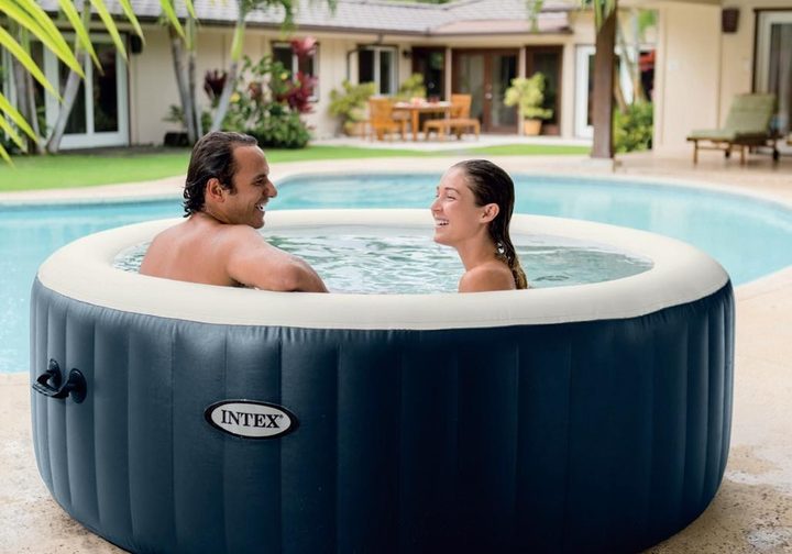 Ilustracja do artykułu „Dmuchane ogrodowe jacuzzi - relaks poza domem”