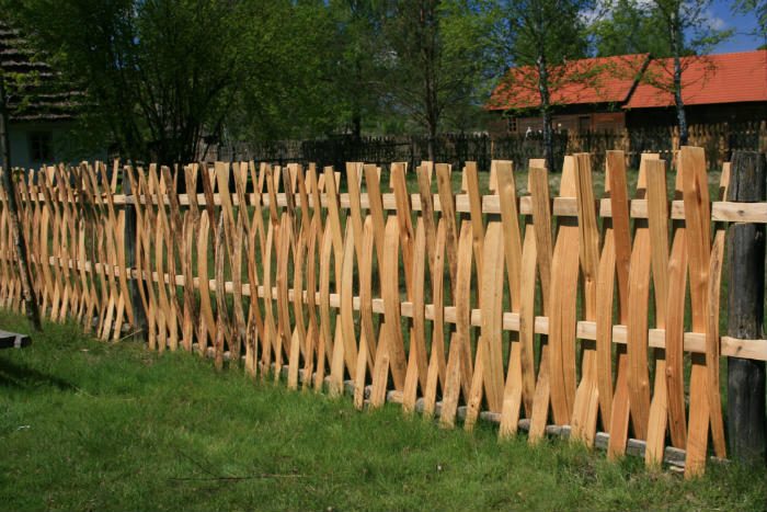 Tradycyjny płot drewniany z łupanych sztachet