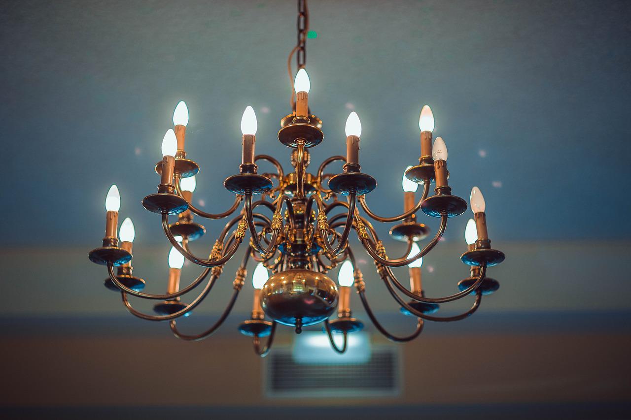 Lampy żyrandole - jak wybrać eleganckie oświetlenie?