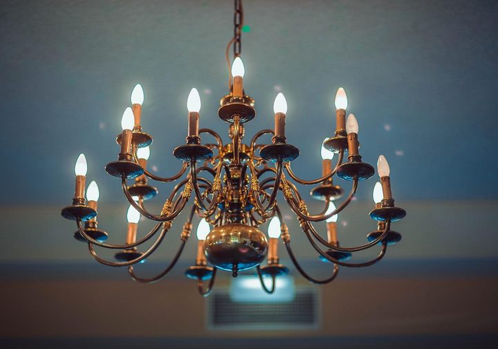 Lampy żyrandole - jak wybrać eleganckie oświetlenie?