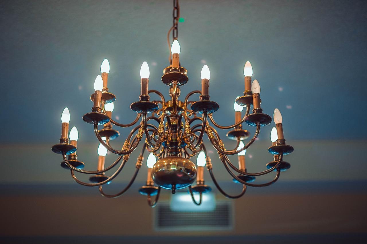 Lampy żyrandole - jak wybrać eleganckie oświetlenie?