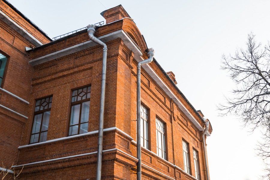 ozdobne metalowe rynny na zabytkowym budynku