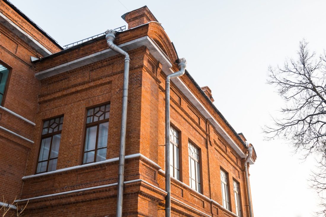 ozdobne metalowe rynny na zabytkowym budynku