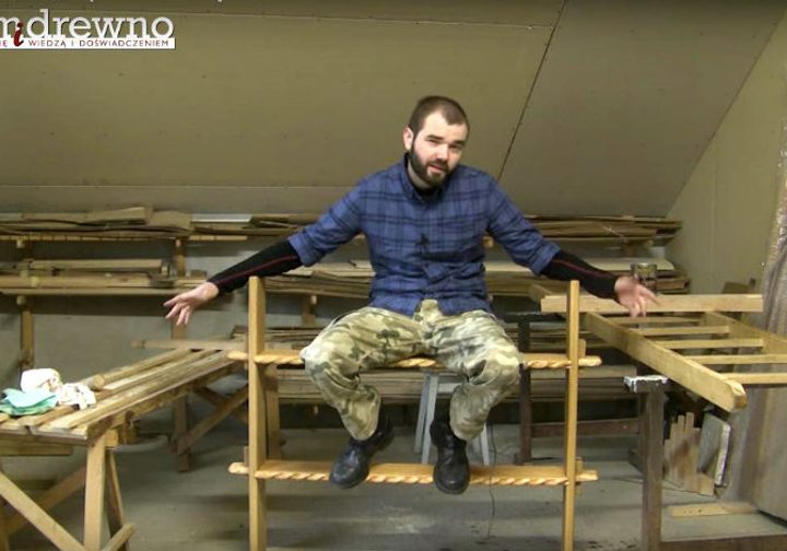 Rzeźbiona półka na ksiązki