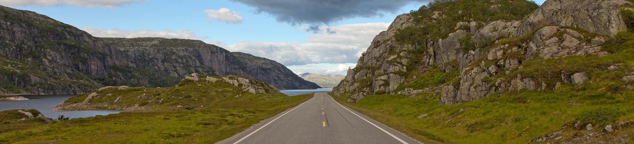 Vei gjennom fjellandskap i Sirdal