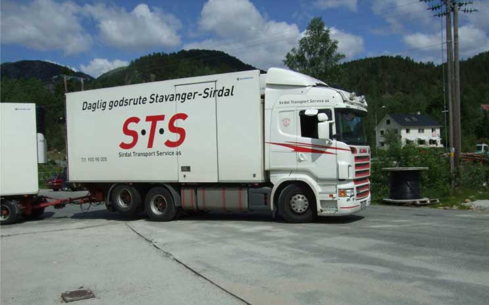 Sirdal Transportservice sin lastebil på terminalområdet