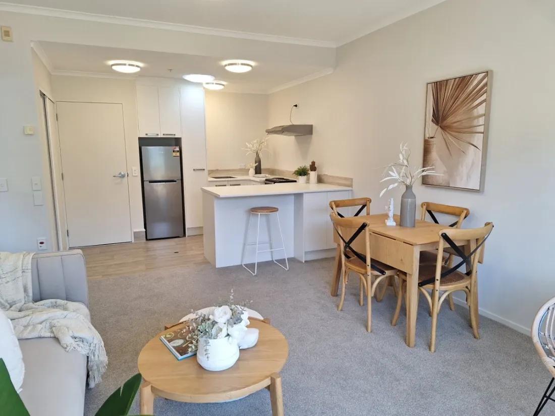 Lounge, dining & kitchenette