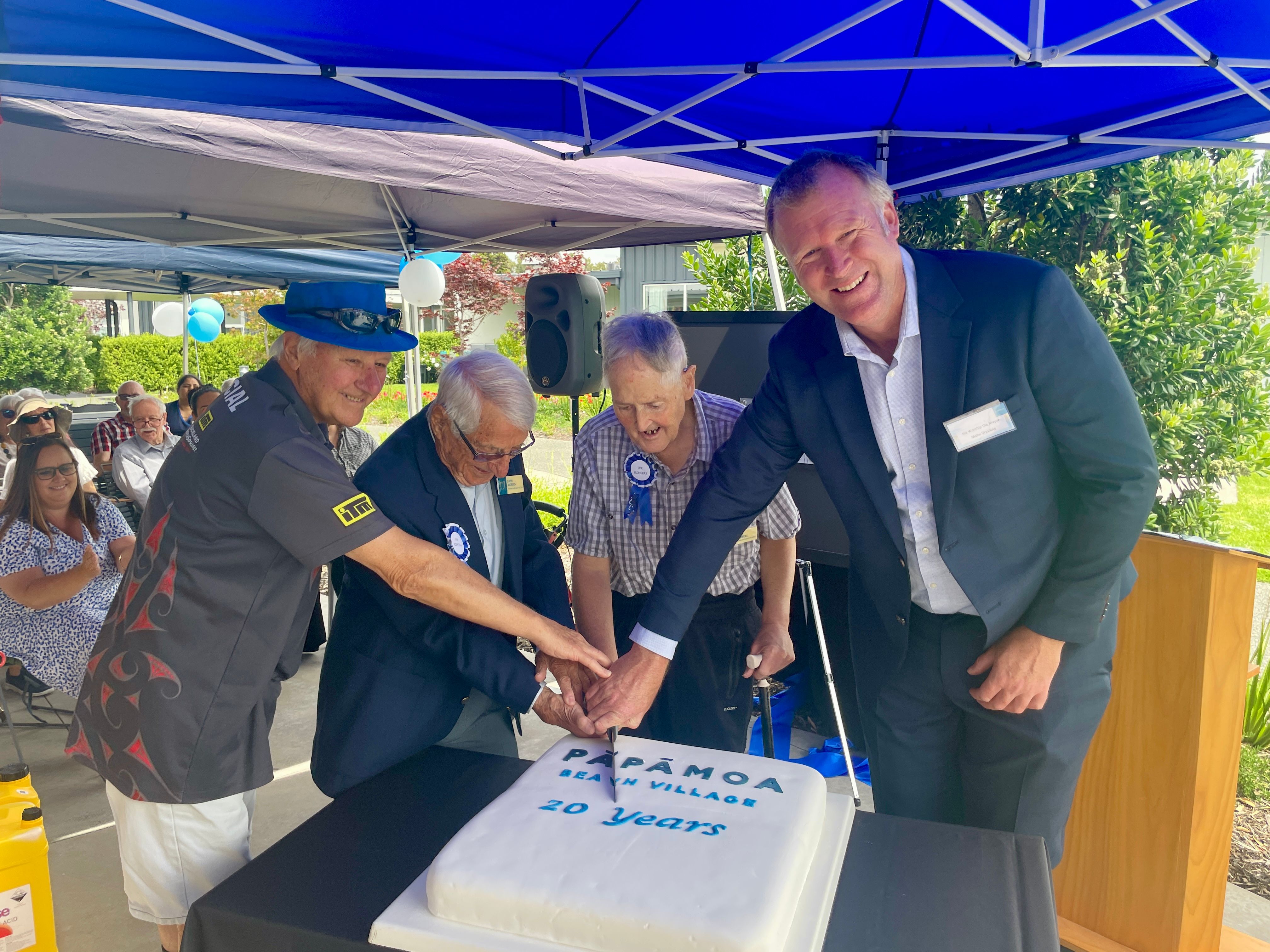 Pioneering residents cut cake with Tauranga Mayor Mahē Drysdale