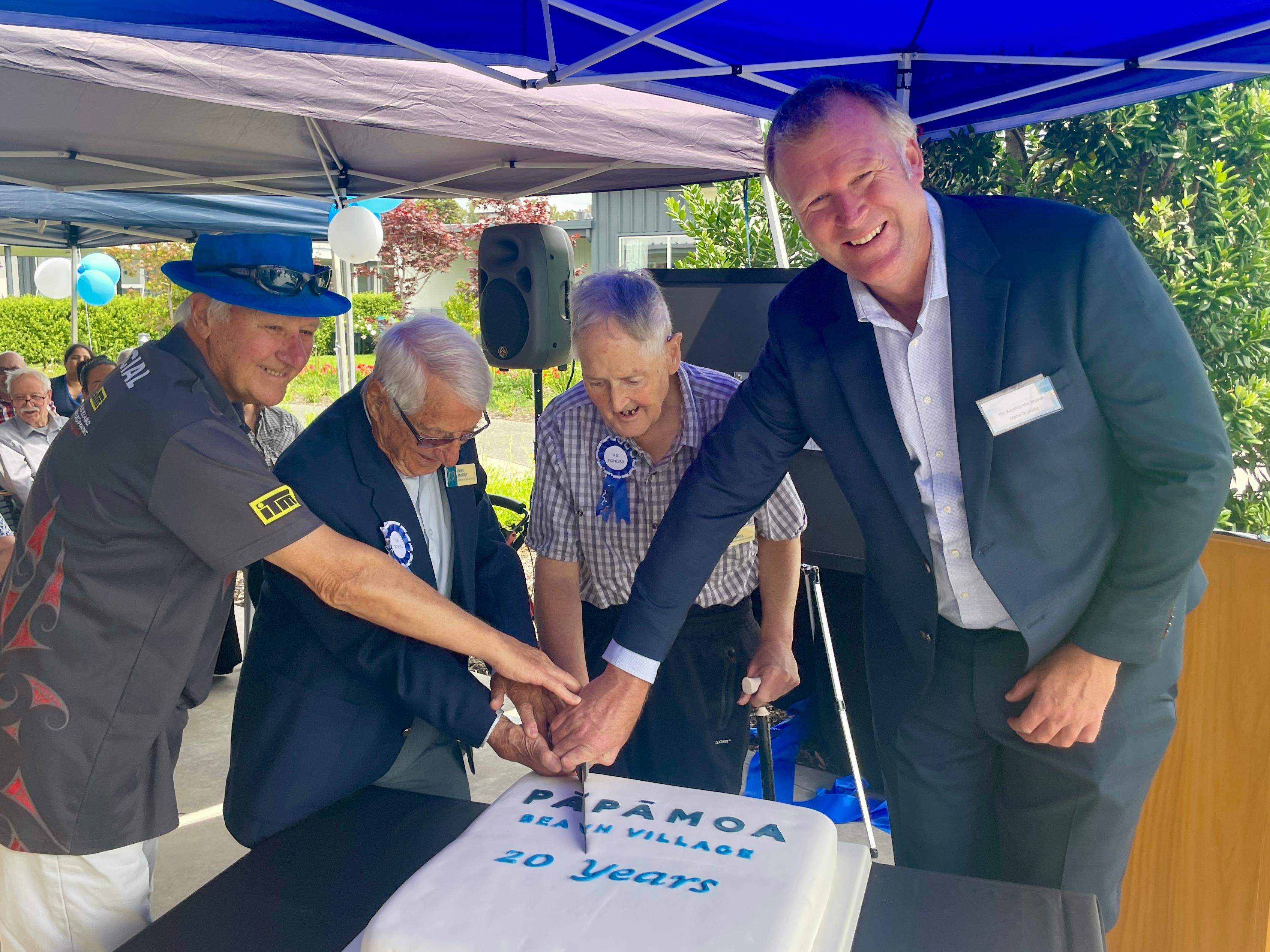 Pioneering residents cut cake with Tauranga Mayor Mahē Drysdale