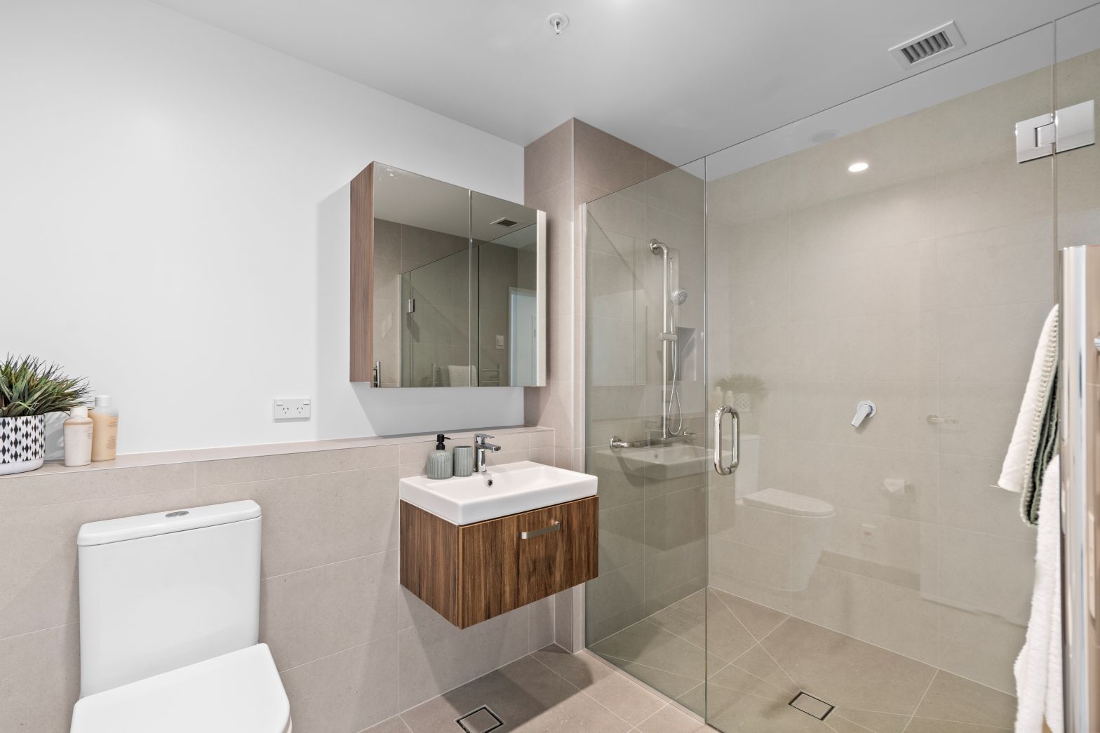 3 bedroom apartment - bathroom