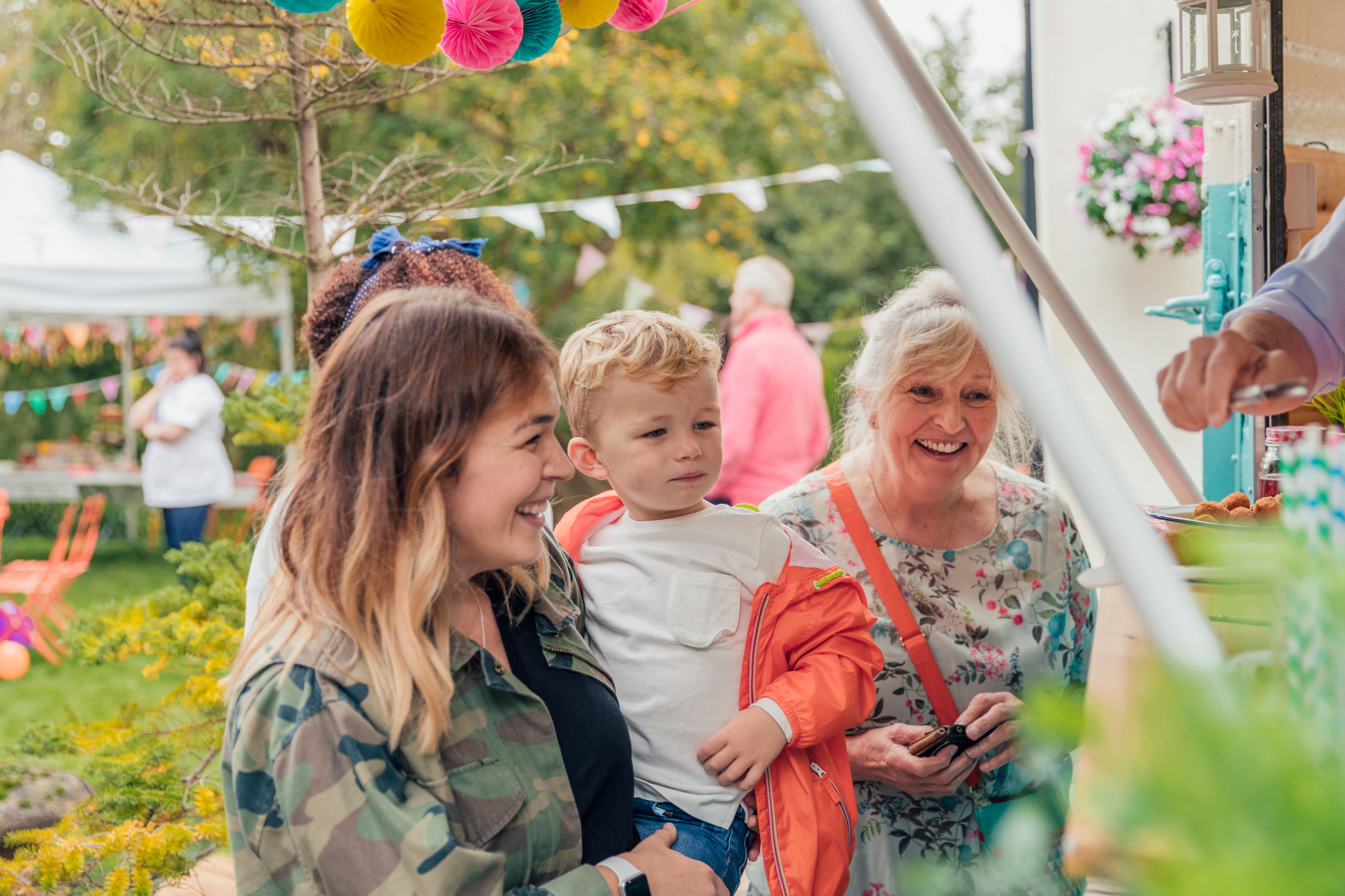 Family ordering food from a food truck