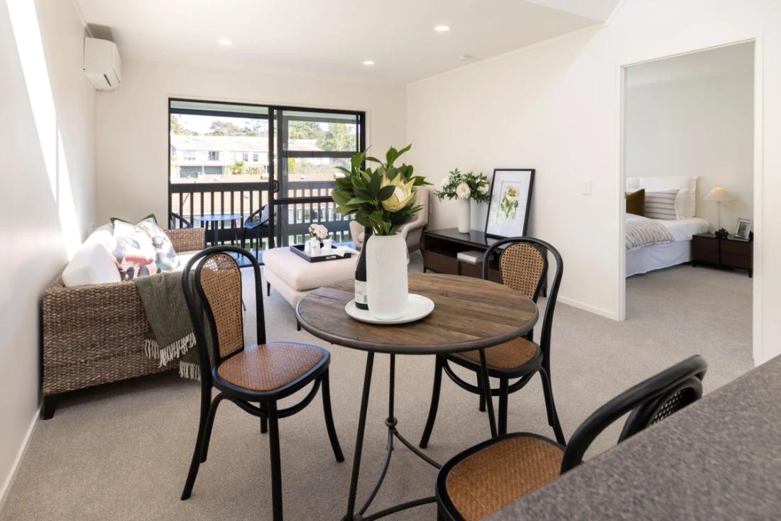 Dining and lounge