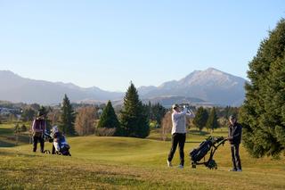 Wanaka retirement golf game nearby Wanaka Peaks retirement village