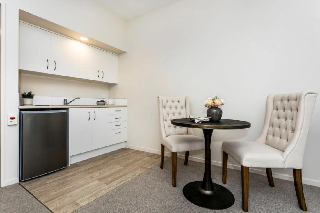 Kitchenette & dining