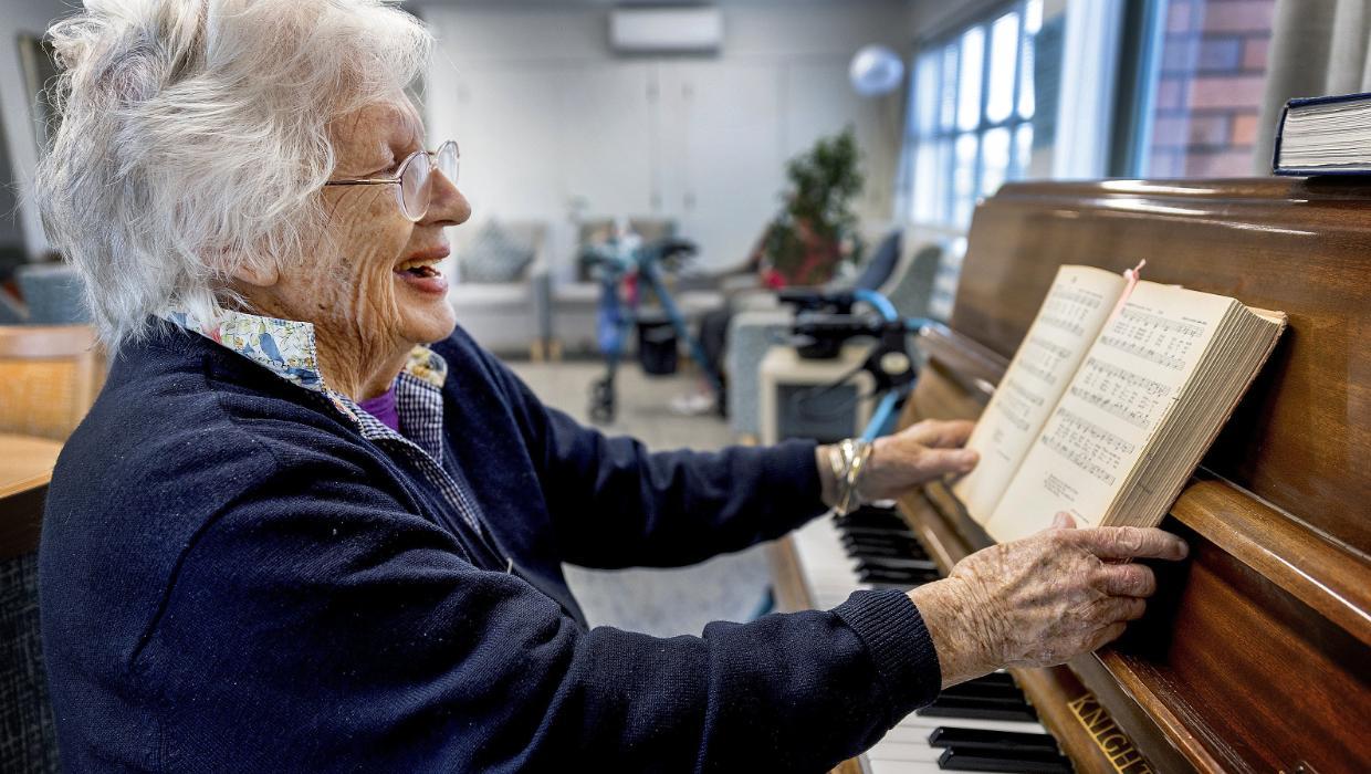 Gwen Hingston with her piano