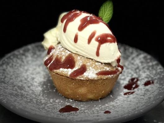 Apple pie with ice cream