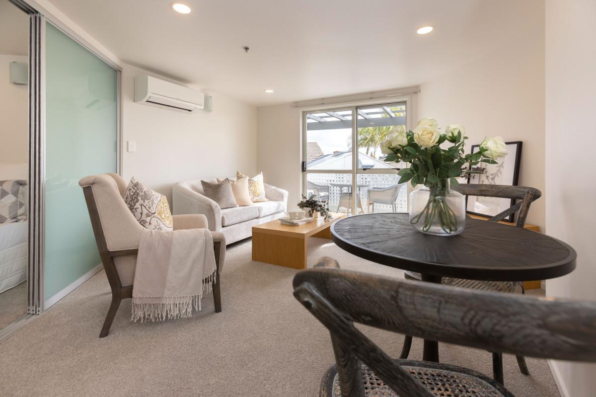 Lounge & dining