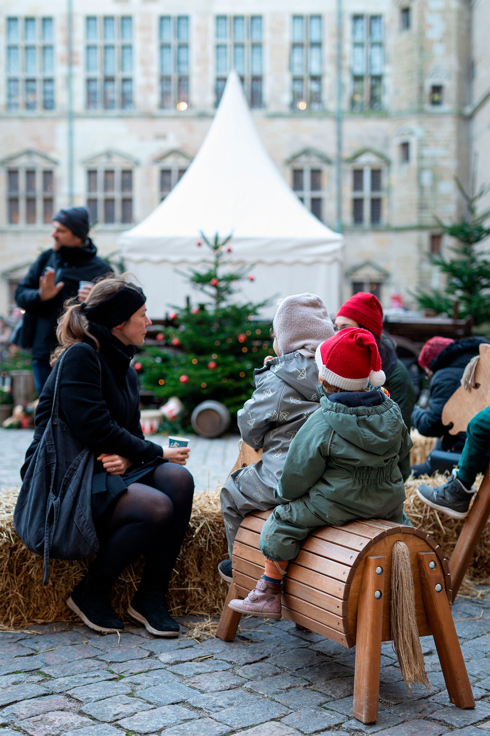 Familier hygger på julemarked i byen.