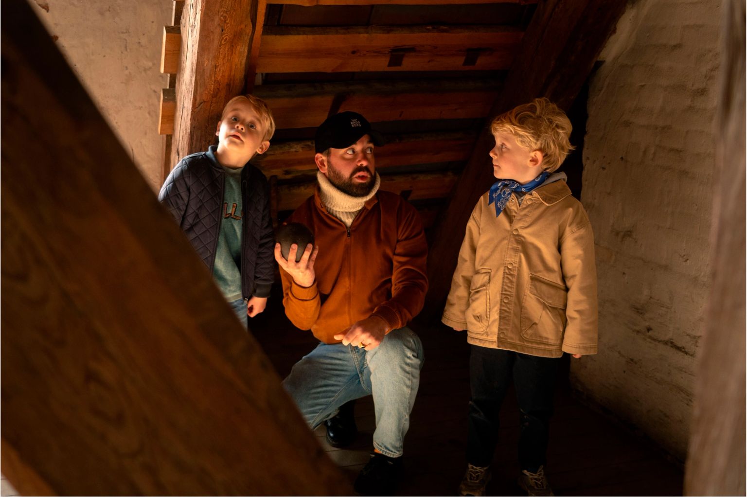Man tells children stories in Kronborg's attic