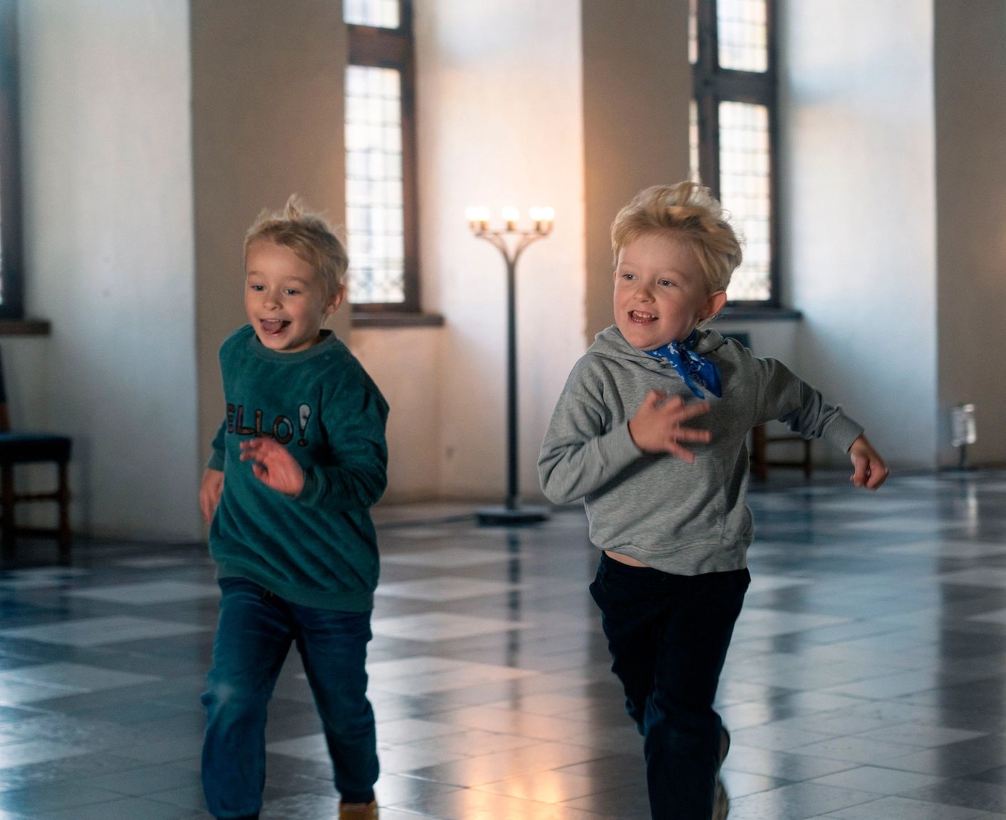 To drenge løber i dansesalen