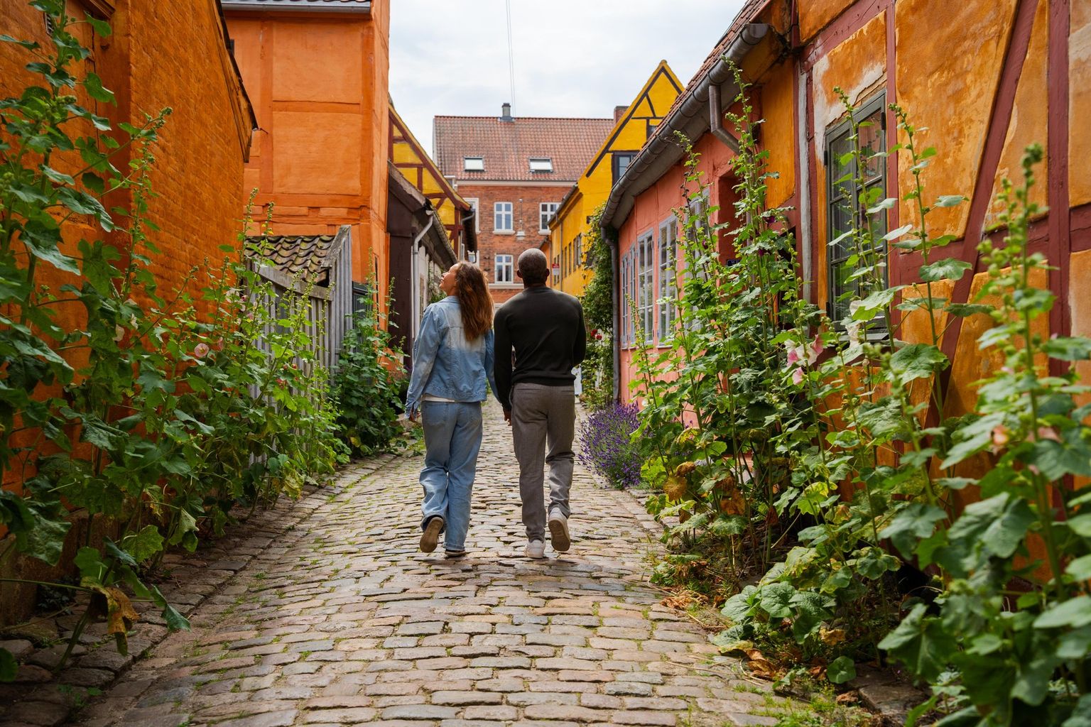 Par går gennem hyggelig gade
