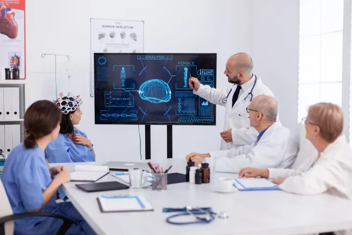 Five healthcare AI courses for medical practitioners covering predictive modeling, clinical validation, machine learning, NLP, AI governance, medical software, regulation, and safe clinical AI deployment.