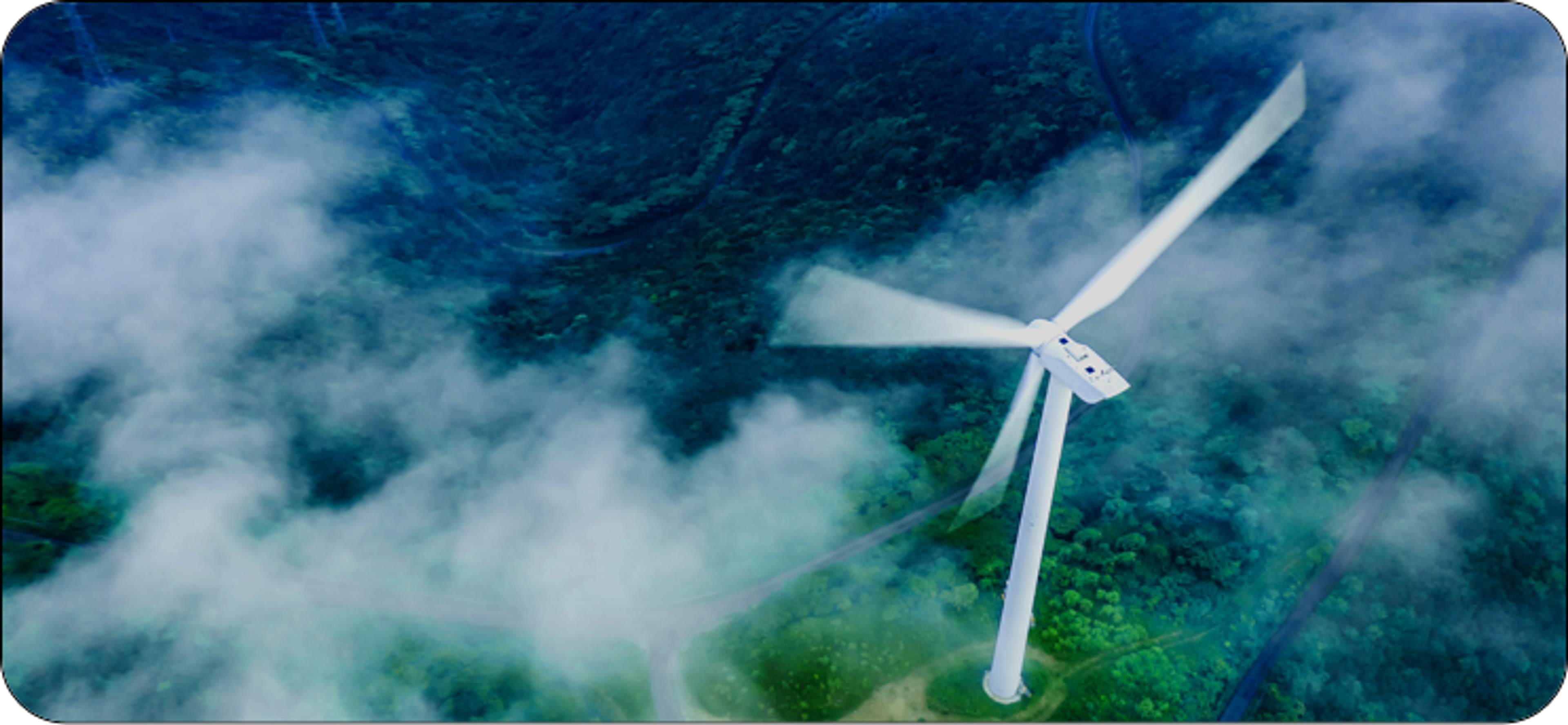 Vue aérienne d'éolienne dans une forêt nuageuse
