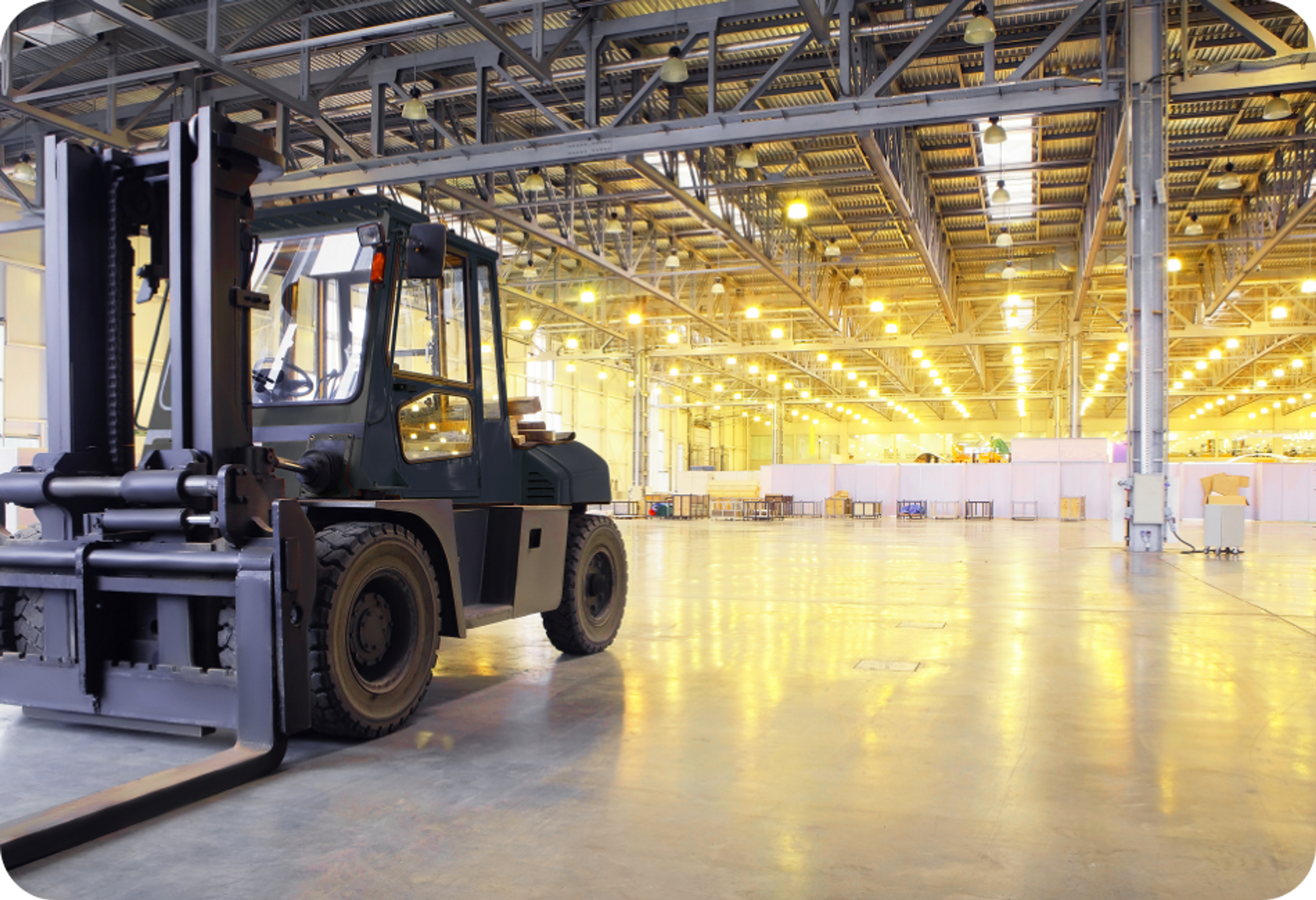 Picture of a warehouse with one forklift inside it