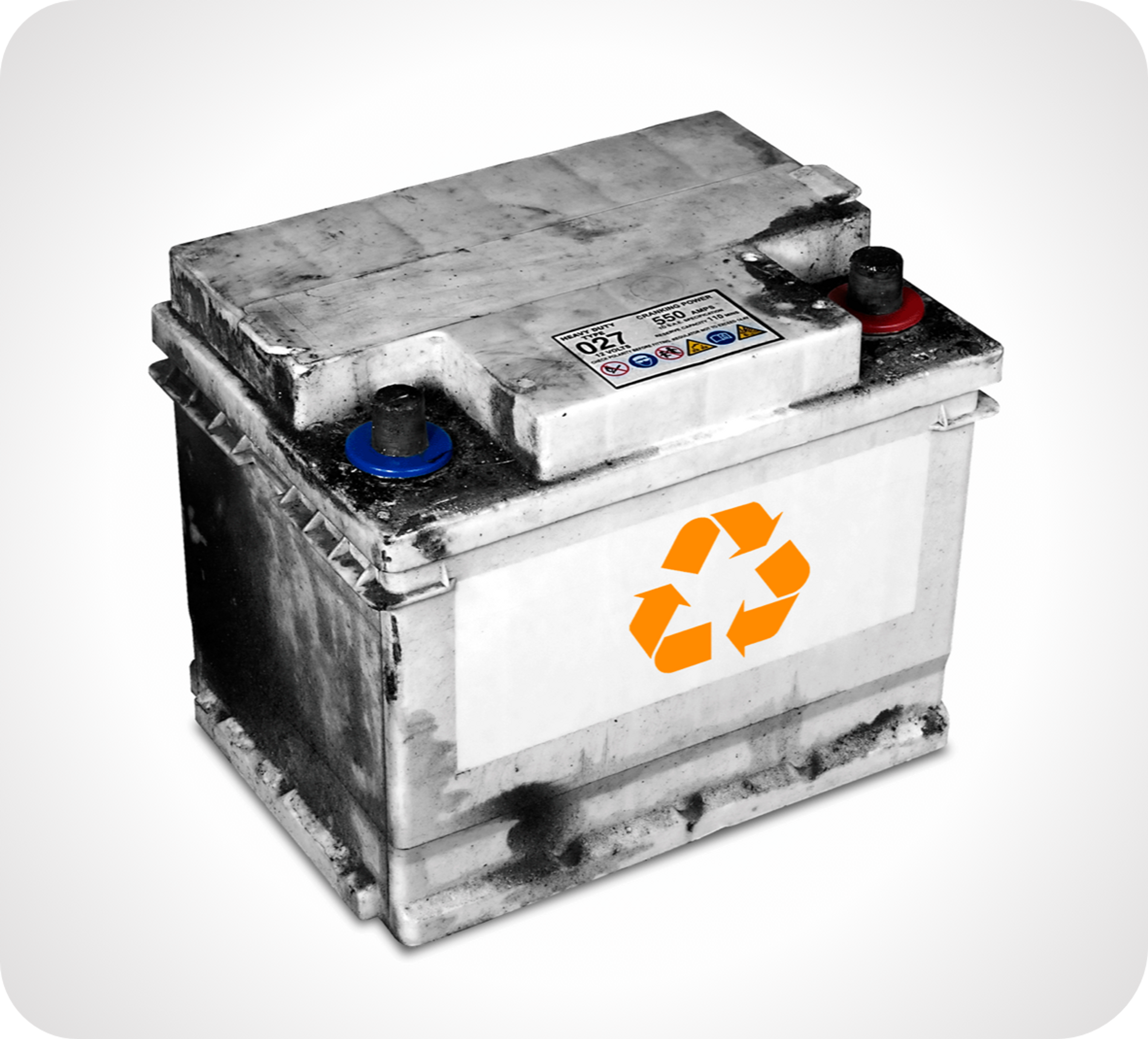 Photo d'une batterie automobile usée avec logo de recyclage orange en façade