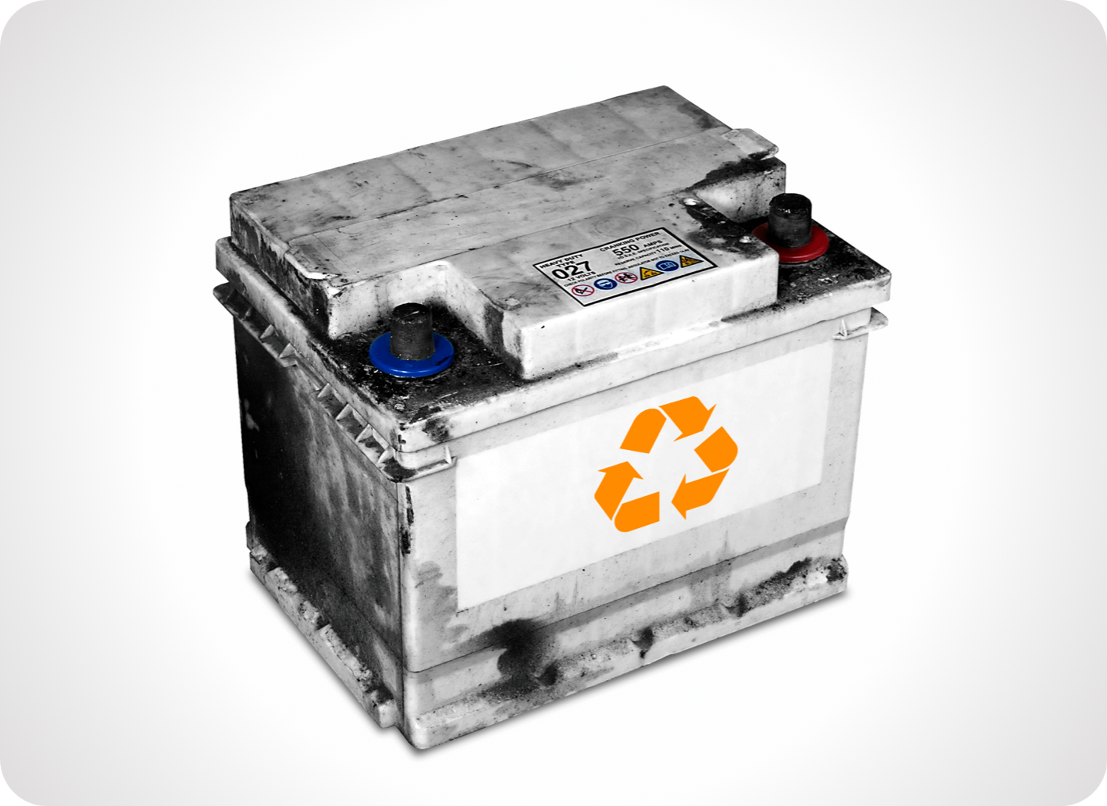Photo d'une batterie automobile usée avec logo de recyclage orange en façade