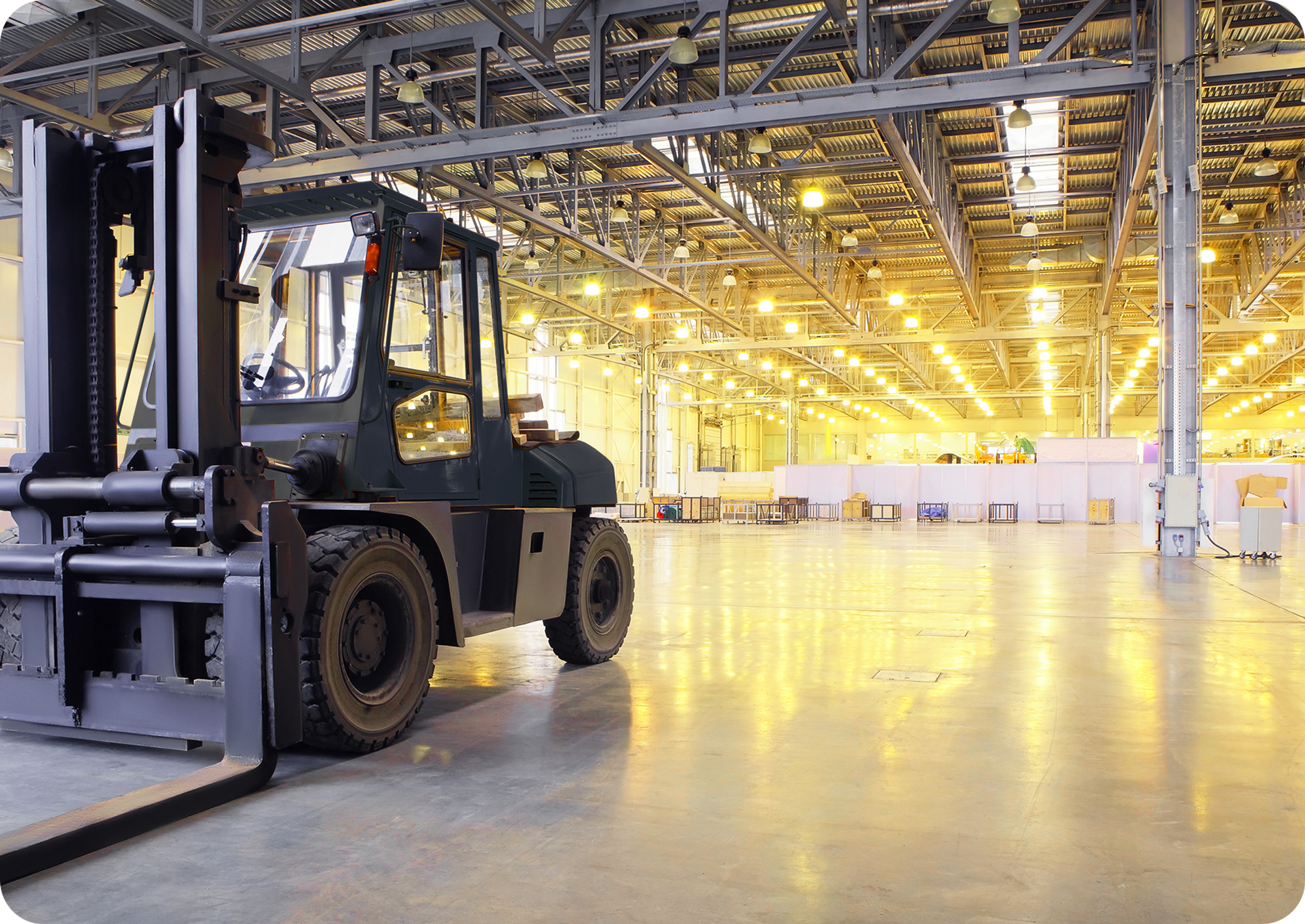 Picture of a warehouse with one forklift inside it