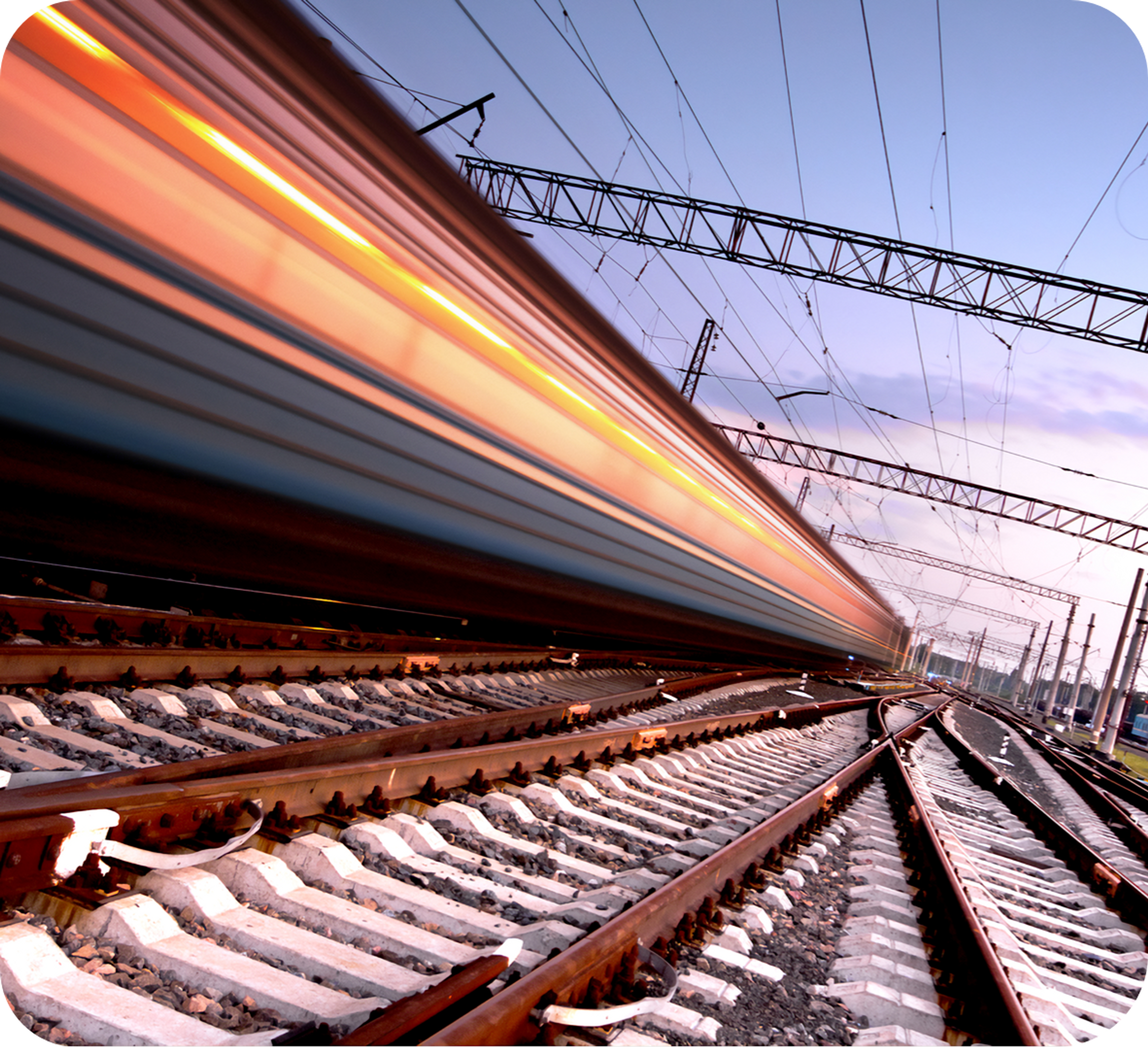 Photo d'un train rapide sur voie ferrée