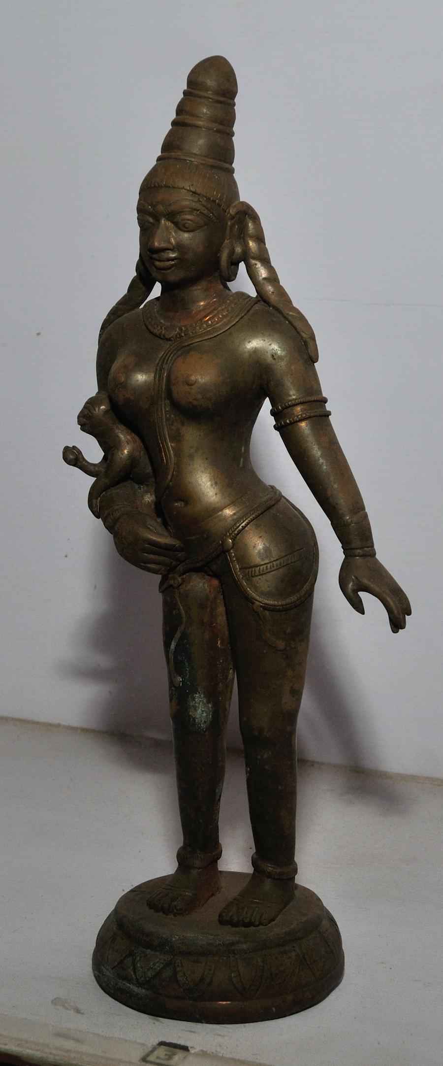 Bronze sculpture of Añjanā standing with the child Hanumān, Pallava period