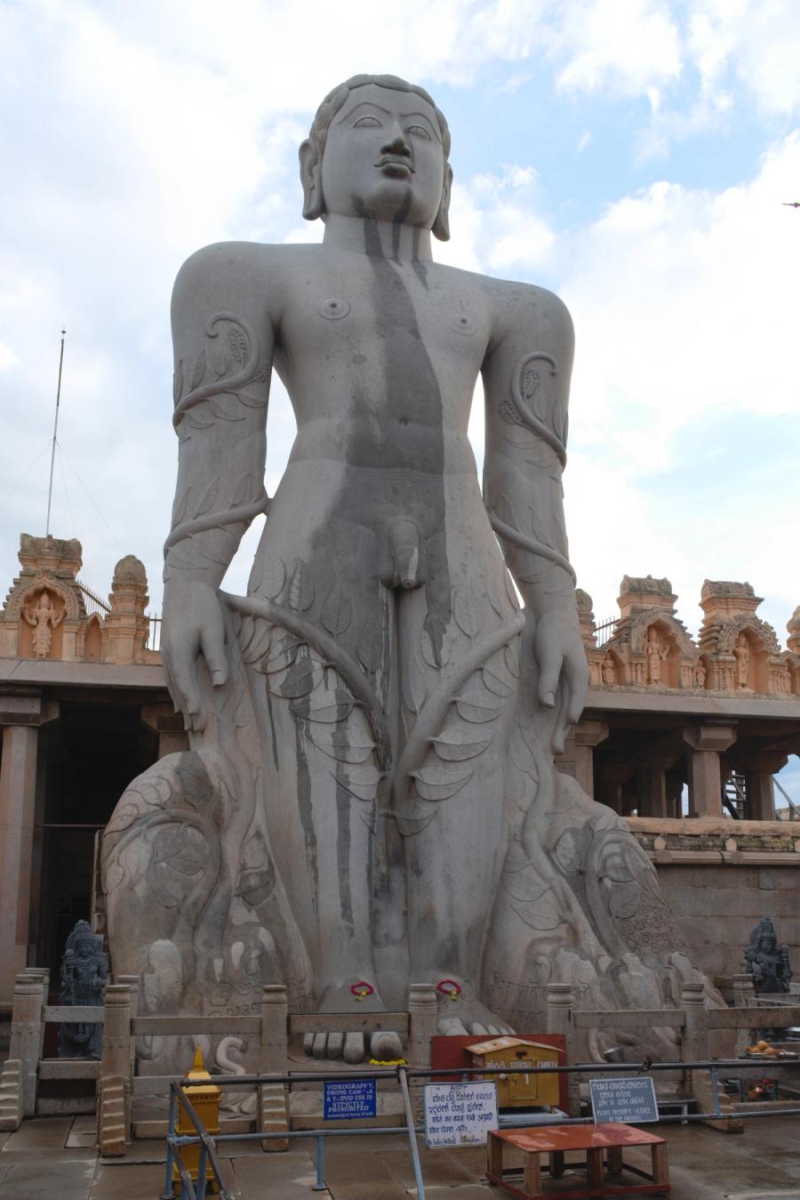 Gommateshwara statue Shravanabelagola — Western Ganga dynasty