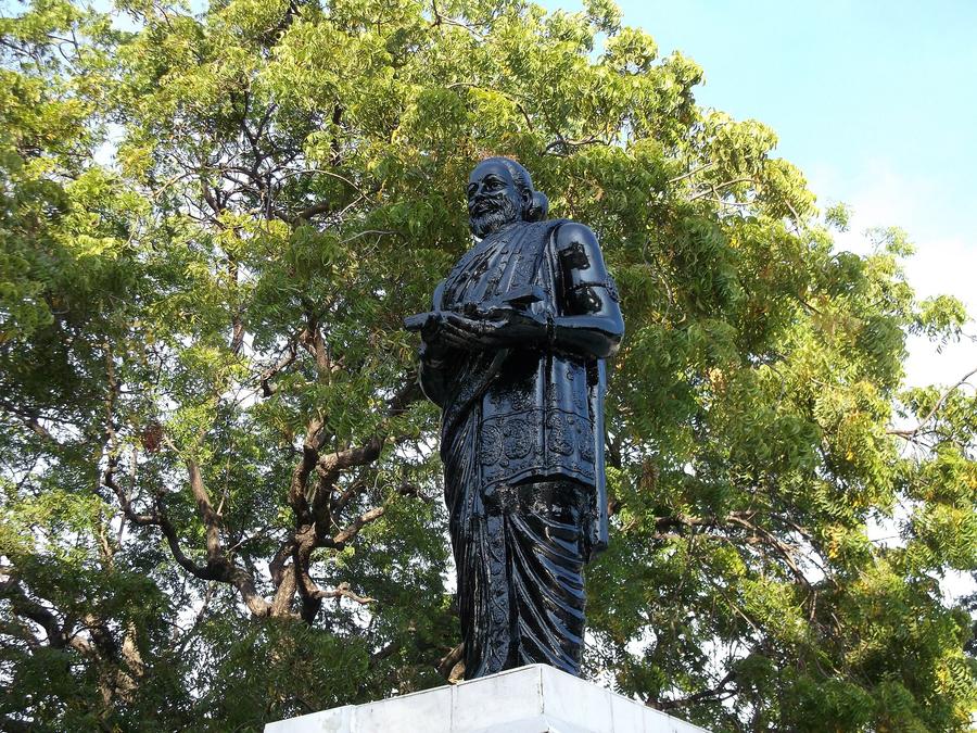 Photograph of a bronze statue of the poet Kambar on Marina Beach, Chennai